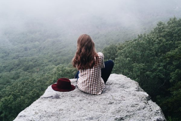 Mädchen auf einem Felsen